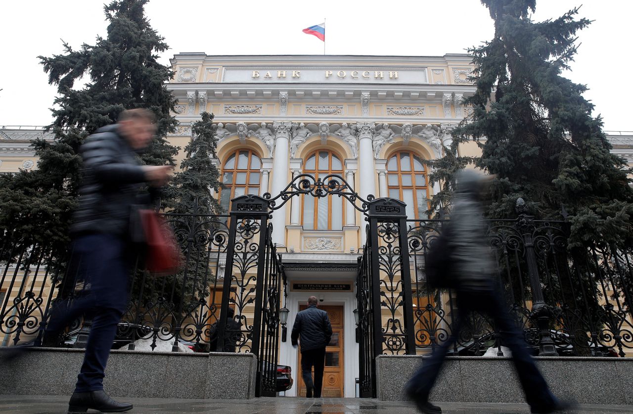Westen knijpt Russische centrale bank én banken af. Hoe ver gaat deze economische oorlogsvoering?  