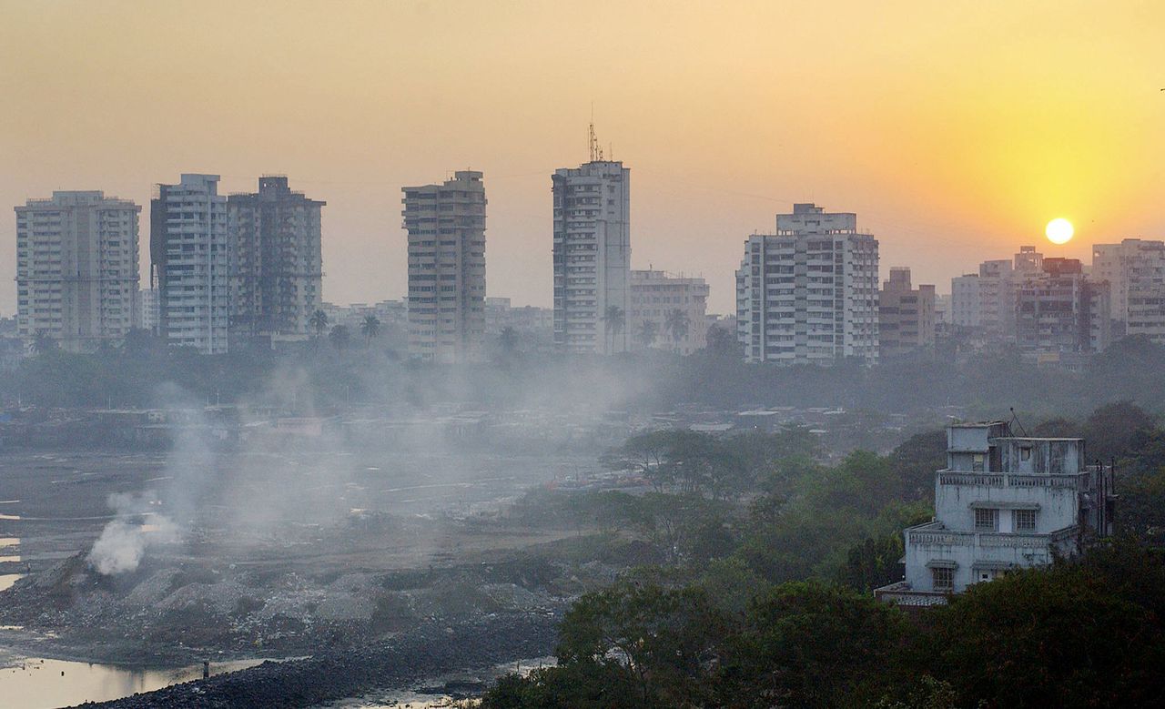 Vuilverbranding in een woonwijk in de stad Bombay, 13 december 2003.
