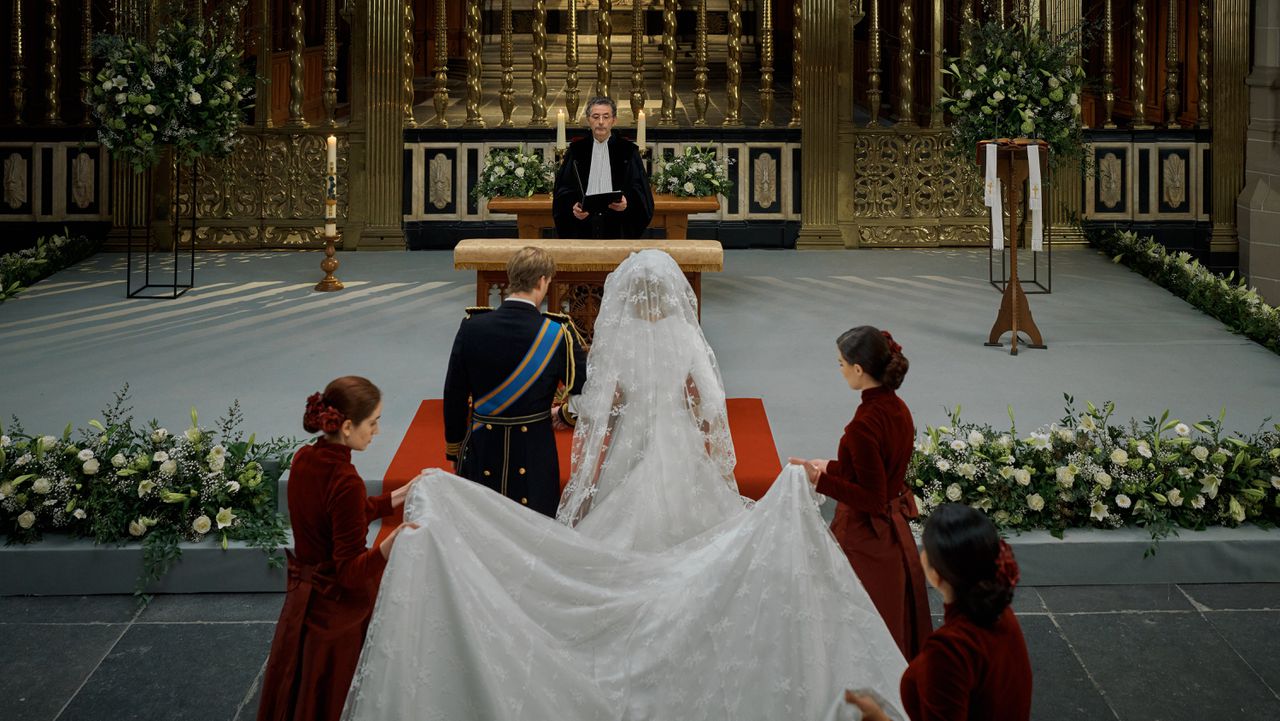 De koninklijke traan van Máxima is een logisch plotpunt in eerste aflevering van de Videoland-serie