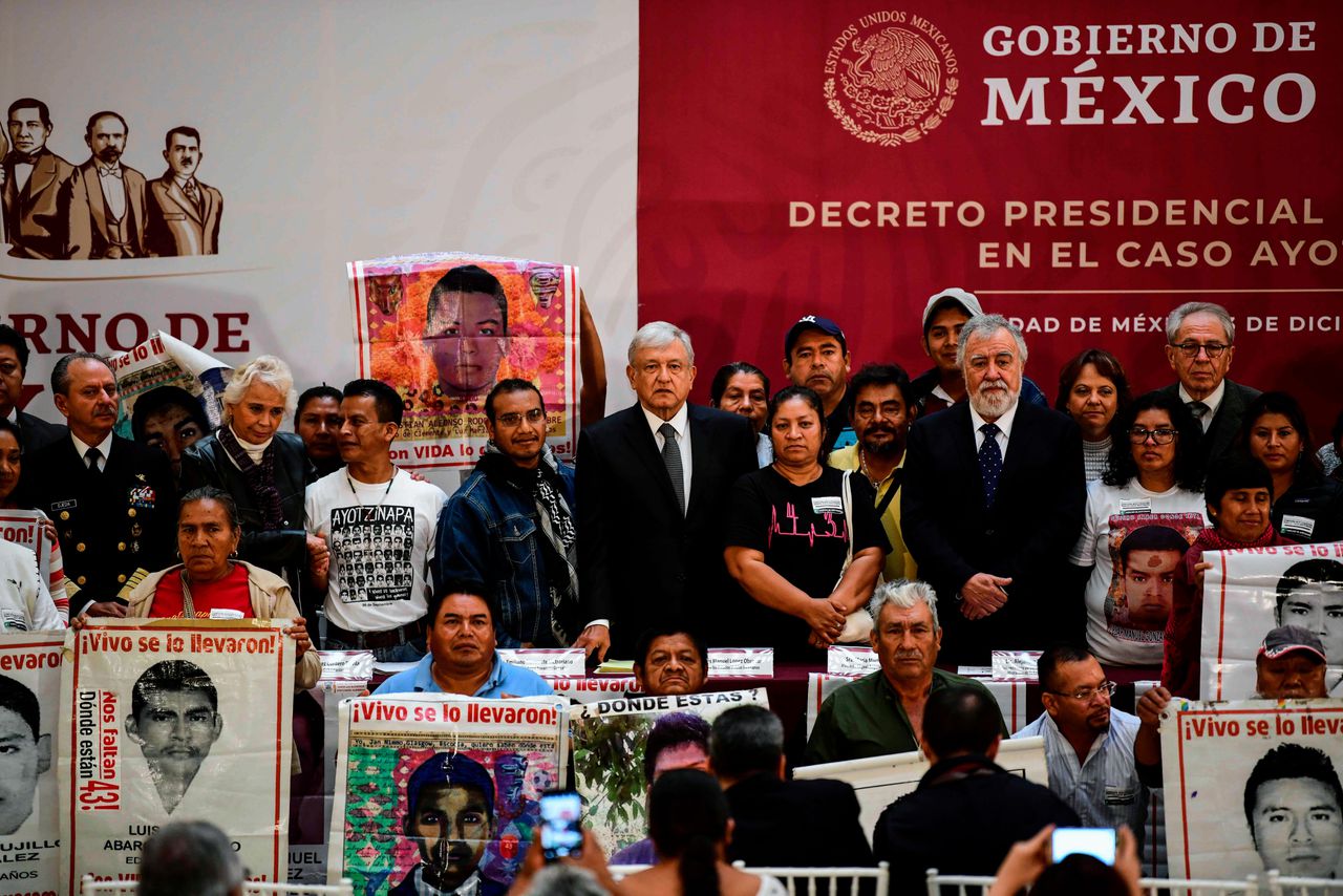 President Andrés Manuel López Obrador (midden) poseert met familieleden van 43 vermiste studenten op 3 december 2018.
