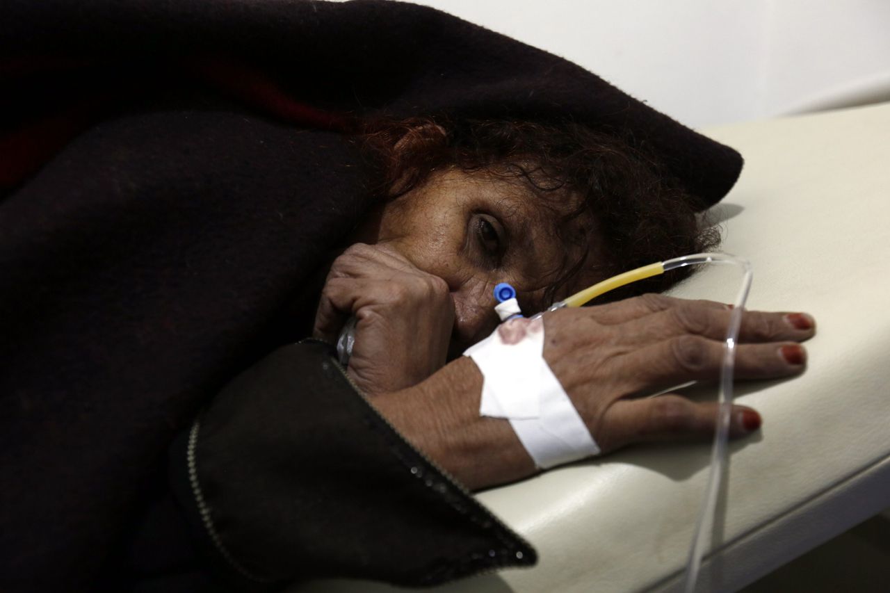 Een cholerapatiënt ligt aan een infuus in een ziekenhuis in de hoofdstad Sana'a.