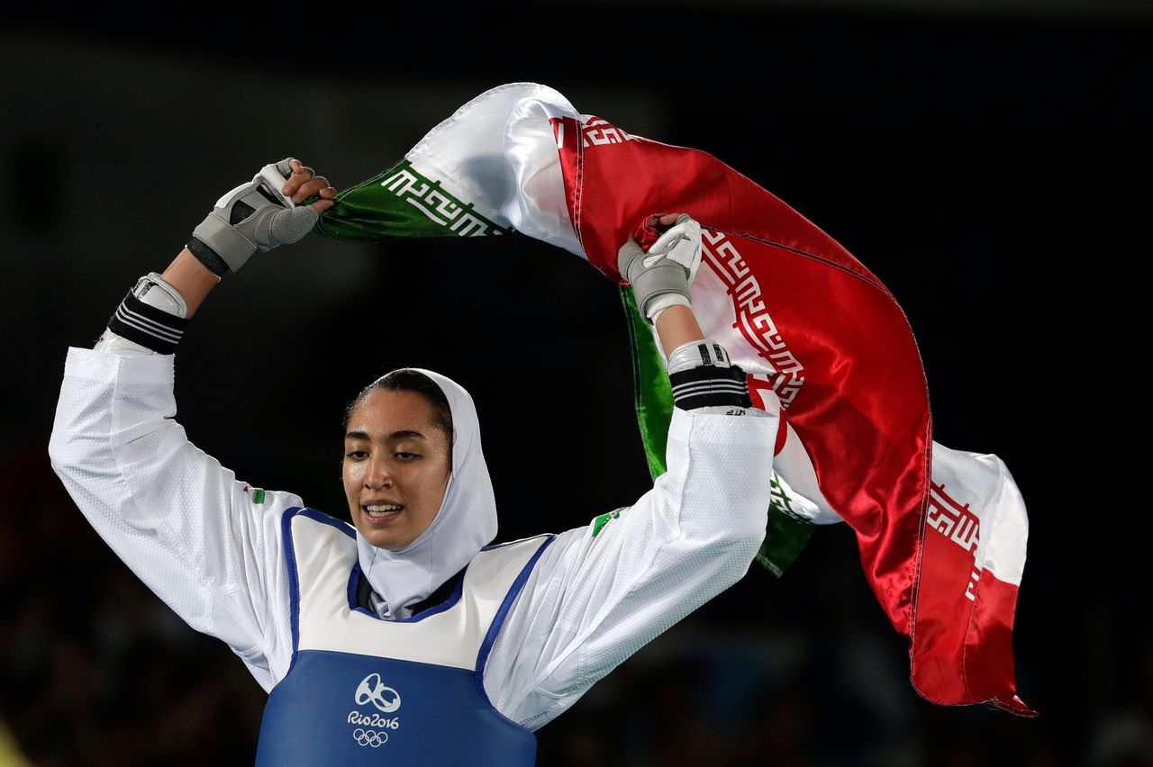 De Iraanse Kimia Alizadeh viert het winnen van de bronzen medaille op de Olympische Spelen in Rio de Janeiro, in 2016.