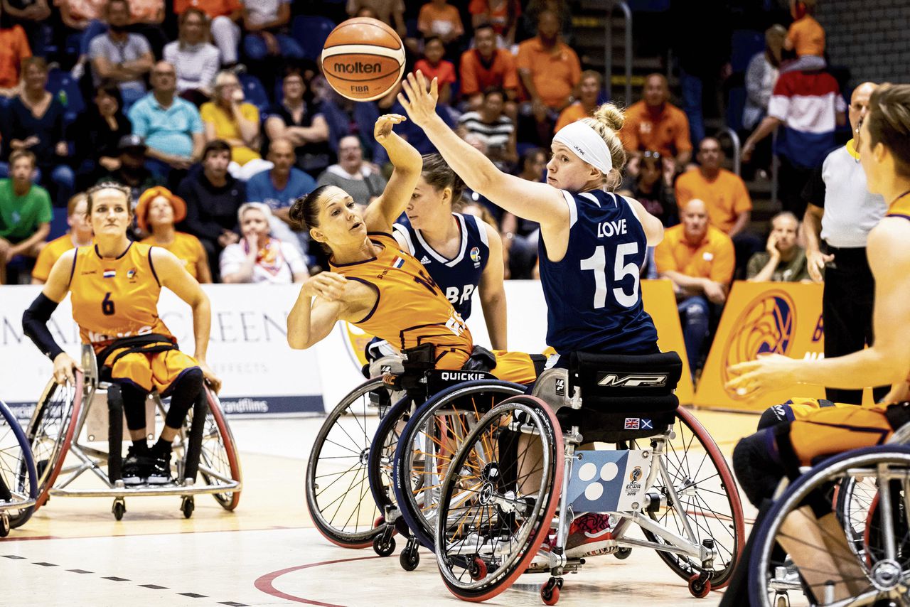 In de finale van het EK wonnen de Nederlandse rolstoelbasketbalsters zondag in Rotterdam van Groot-Brittannië.