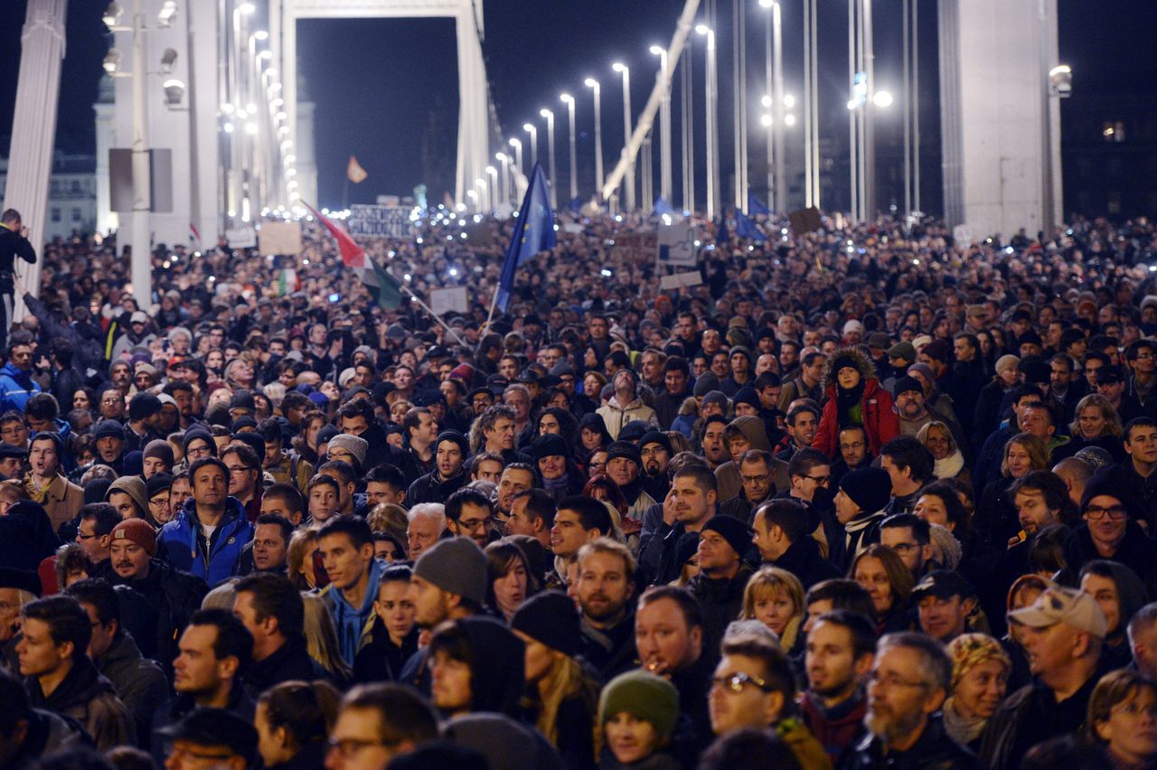Duizenden demonstranten protesteerden gisteren op een brug in Hongarije.