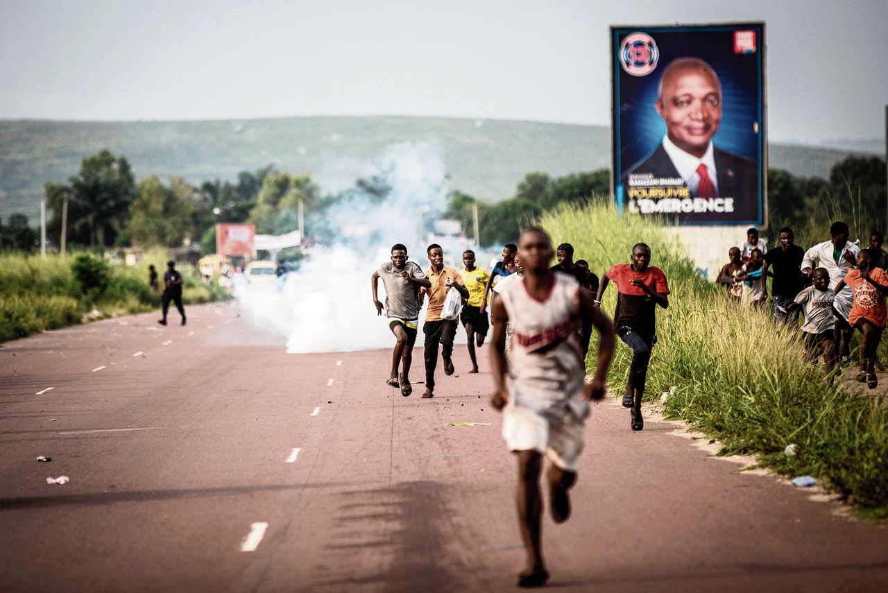 Boven: Aanhangers van oppositieleider Martin Fayulu tijdens een demonstratie in Kinshasa. Onder: een kruispunt in Kinshasa.