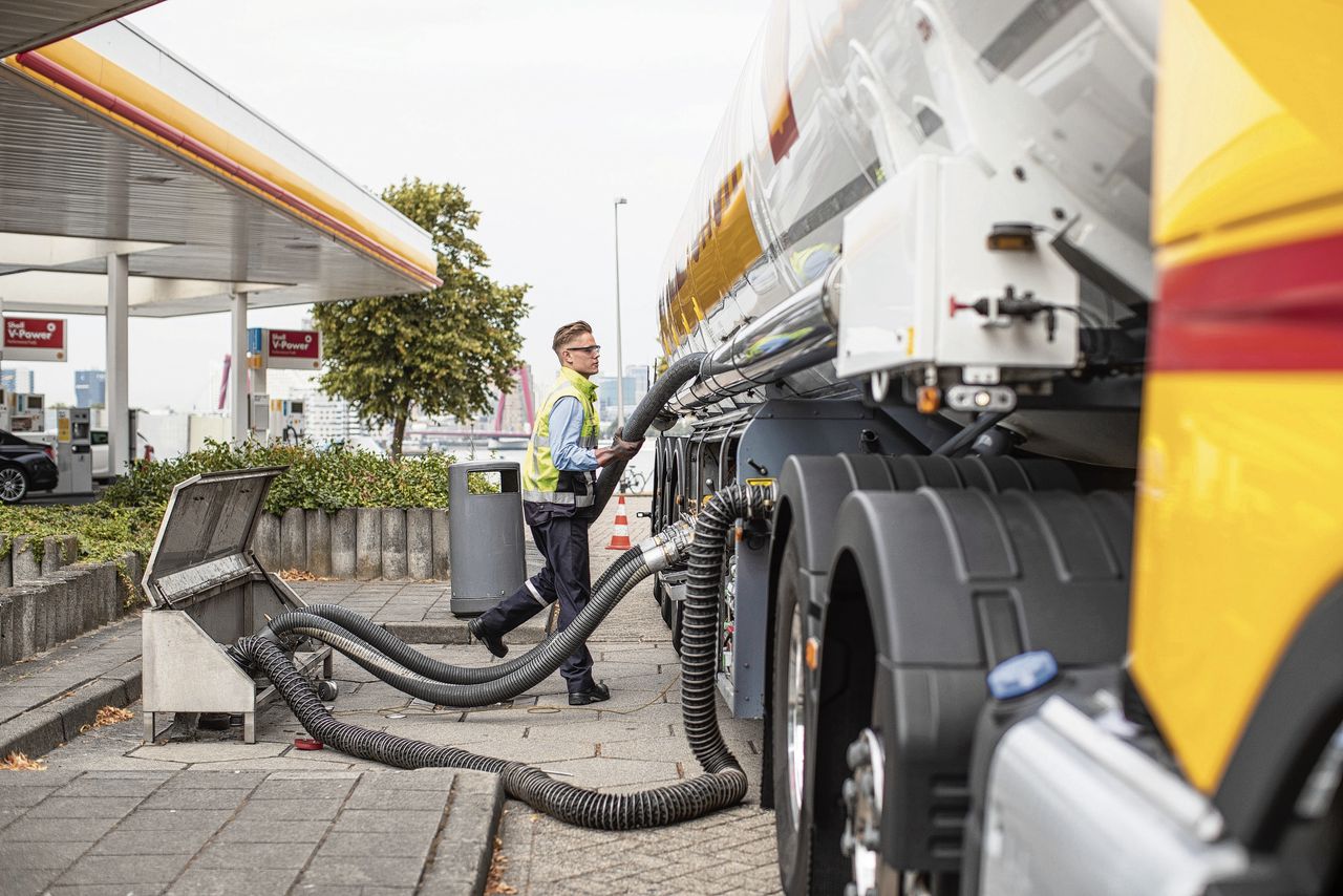 Tankwagen van Shell in Rotterdam. Via de NAM betaalde Shell in Nederland in 2018 230 miljoen euro winstbelasting.