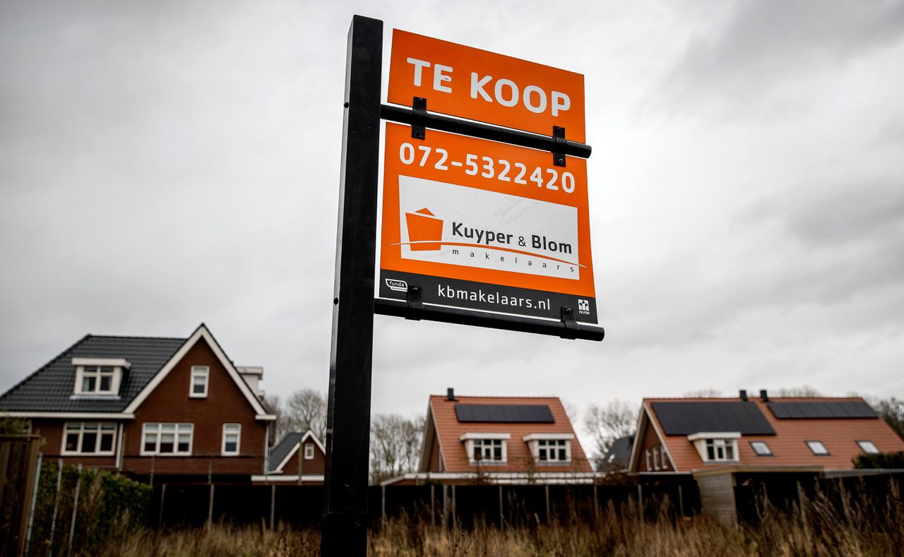 Een woning staat te koop in het Noord-Hollandse Heiloo. Makelaarsvereniging NVM verwacht dat het woningtekort in Nederland in 2021 verder toeneemt.