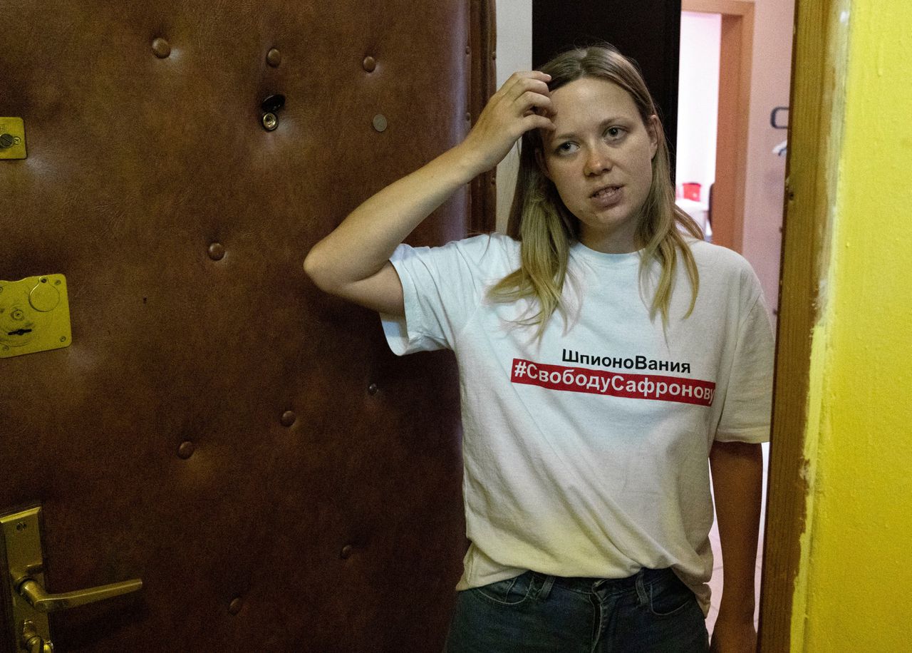 De Russische onderzoeksjournaliste Maria Zjolobova staat na een huiszoeking door veiligheidsagenten bij de voordeur van haar appartement in Moskou.