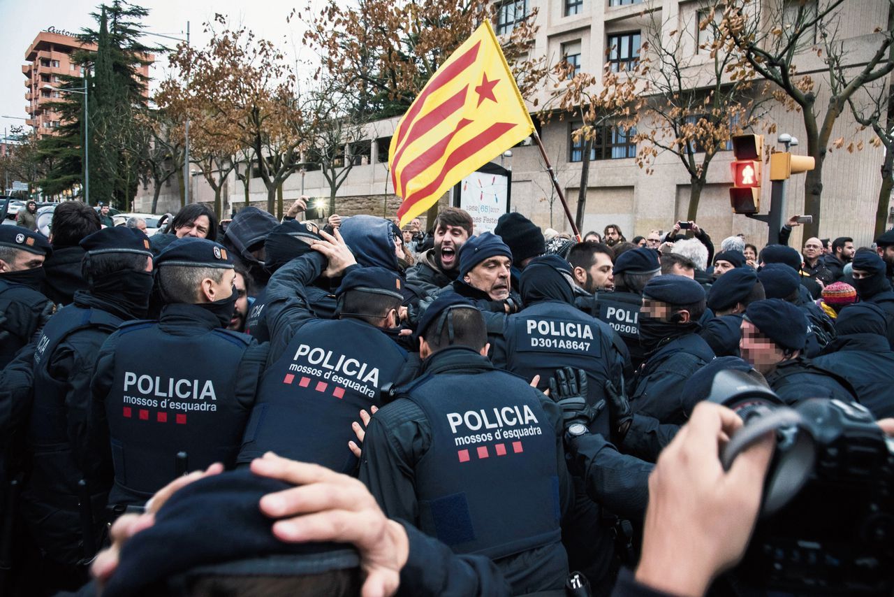 Catalaanse politie tracht in Lleida, 11 december, separatistische (boven) en in Barcelona, vorige maand, fascistische betogers in bedwang te houden.