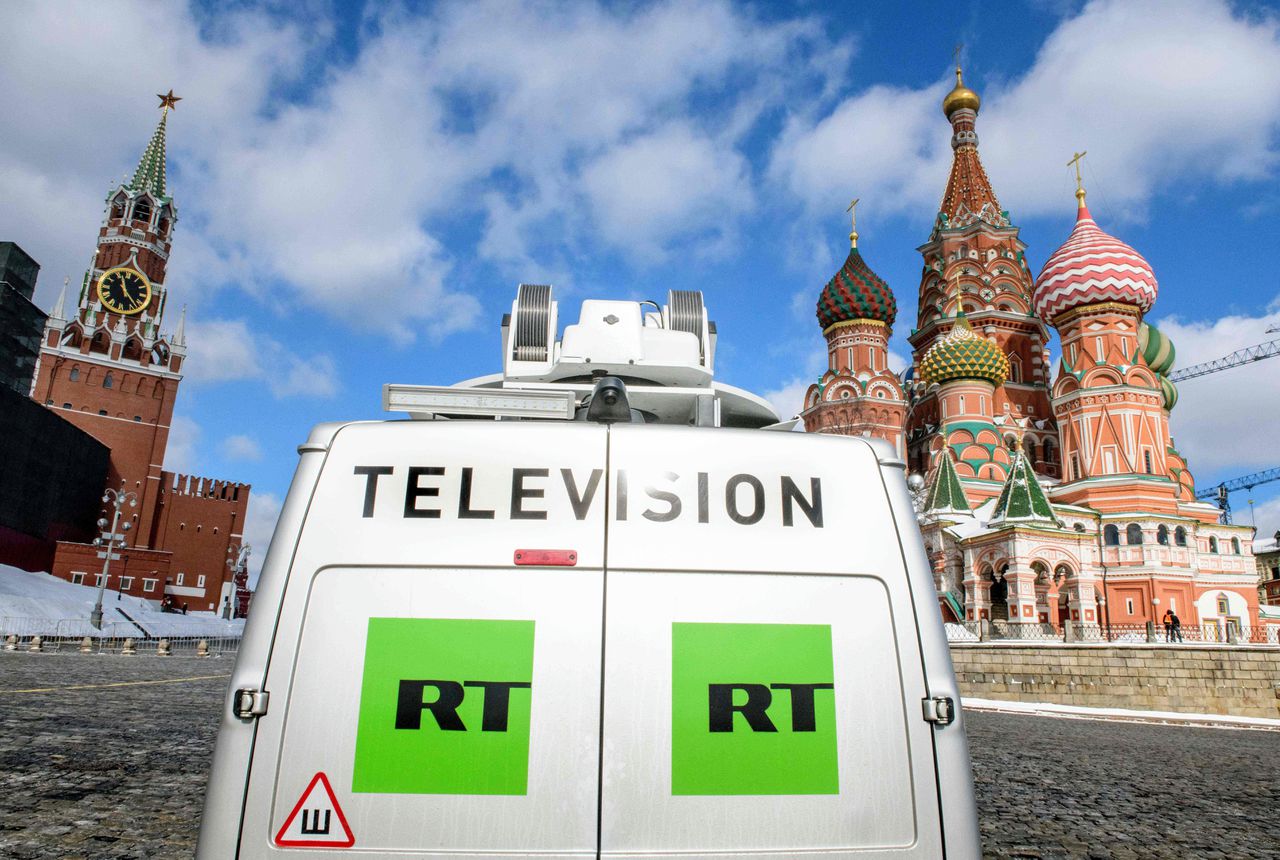 Een busje van RT voor het Kremlin in Moskou.