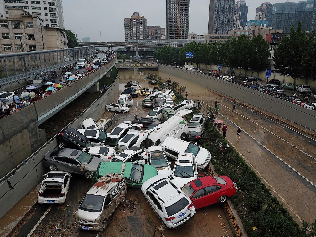 Auto's zijn door het water op een hoop beland in Zhengzhou, China.
