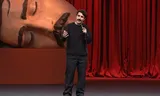 De Turkse cabaretier Deniz Göktaş tijdens zijn nieuwe voorstelling ‘Ölü Deniz’. Still uit zijn show op YouTube.