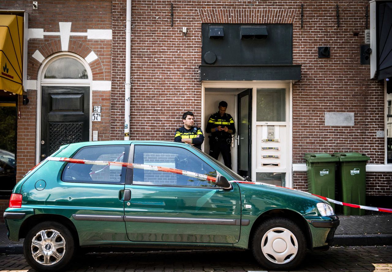 Politie bij de vermoedelijke woning van Thijs H. in Den Haag