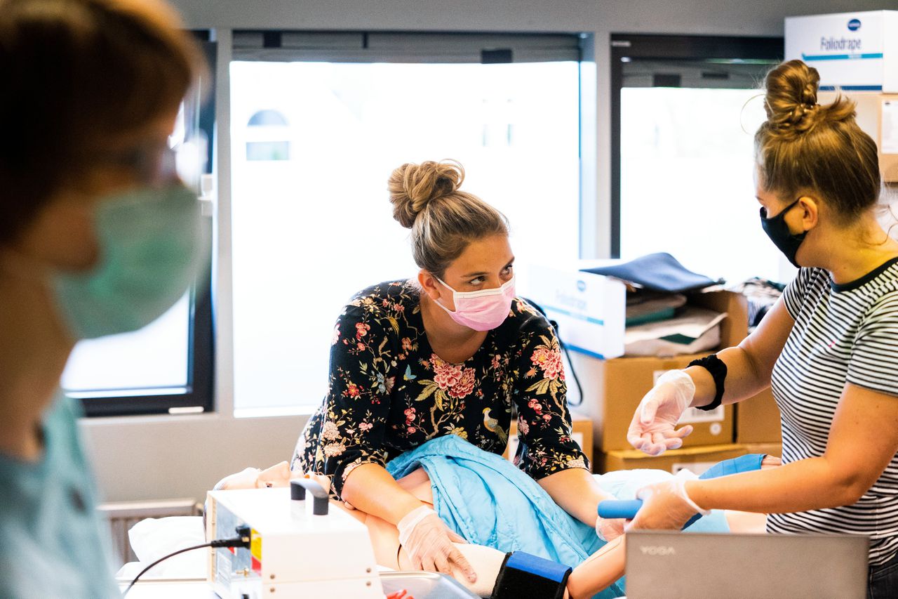 Na weken geen lessen te hebben gegeven in verband met de coronapandemie konden het mbo, hbo en universiteiten weer beperkt fysiek lesgeven, zoals aan deze studenten Verpleegkunde op de Hogeschool Rotterdam.