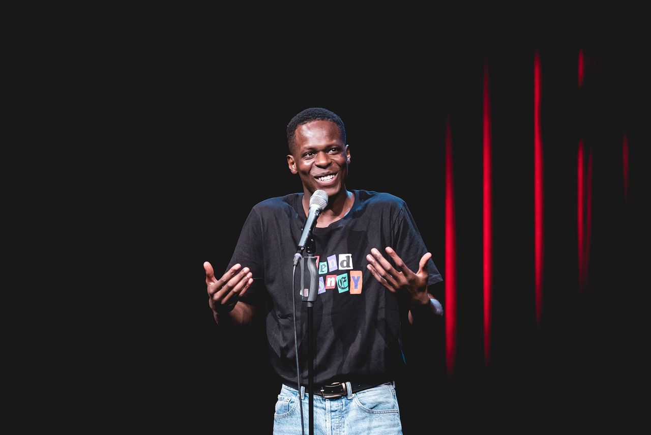 Cabaretier Glodi Lugungu laat je smakelijk lachen om zijn dappere getuigenissen van alledaags racisme 