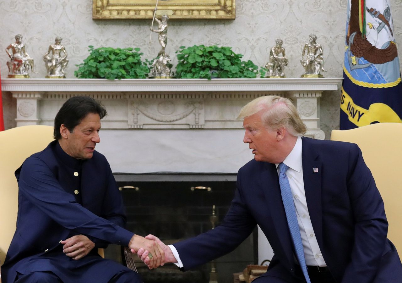 President Trump groet de Pakistaanse premier Imran Khan in het Witte Huis