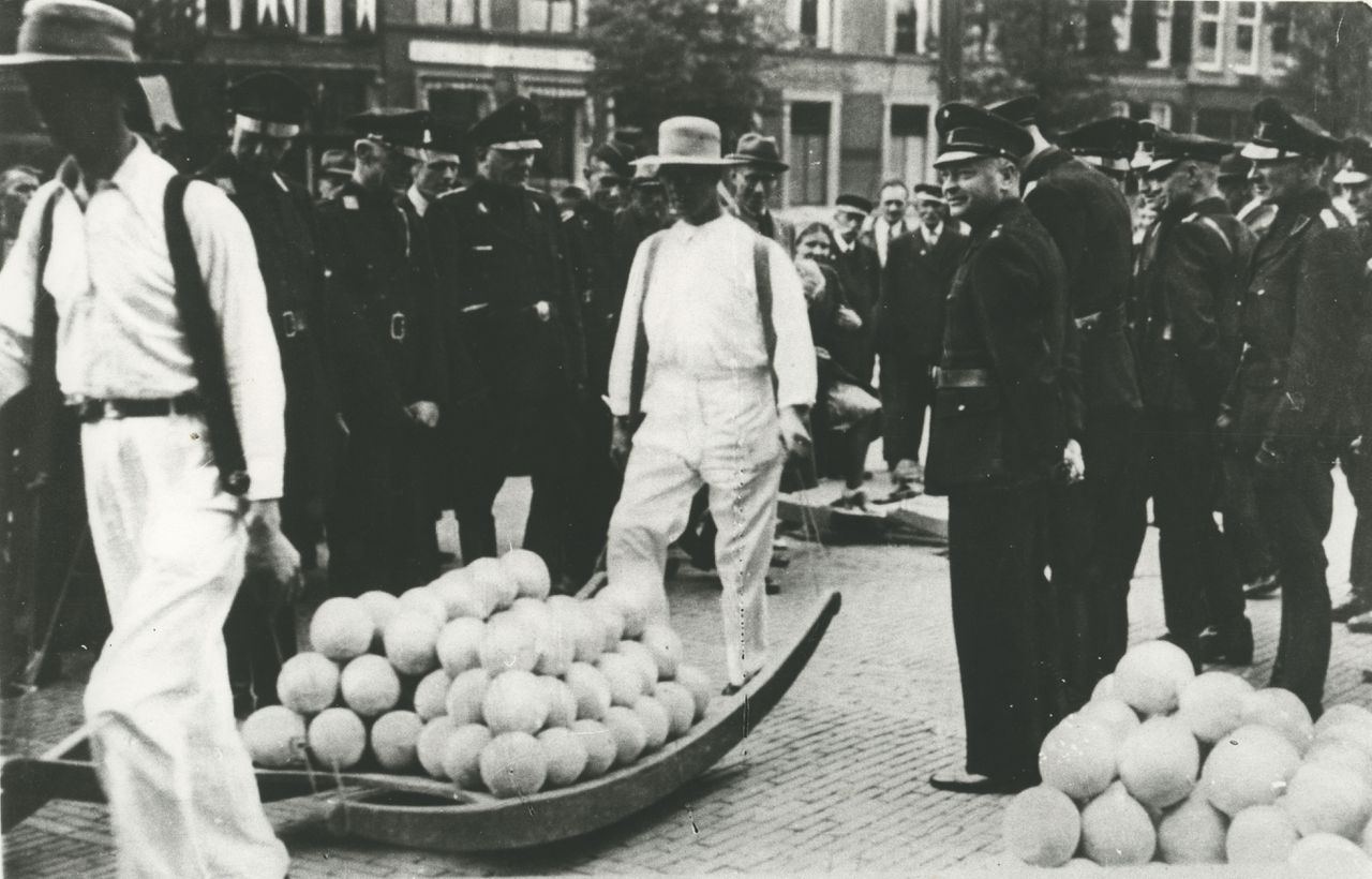 Het zou onder meer gaan om beelden als deze foto van Anton Mussert op de Alkmaarse kaasmarkt in 1942.