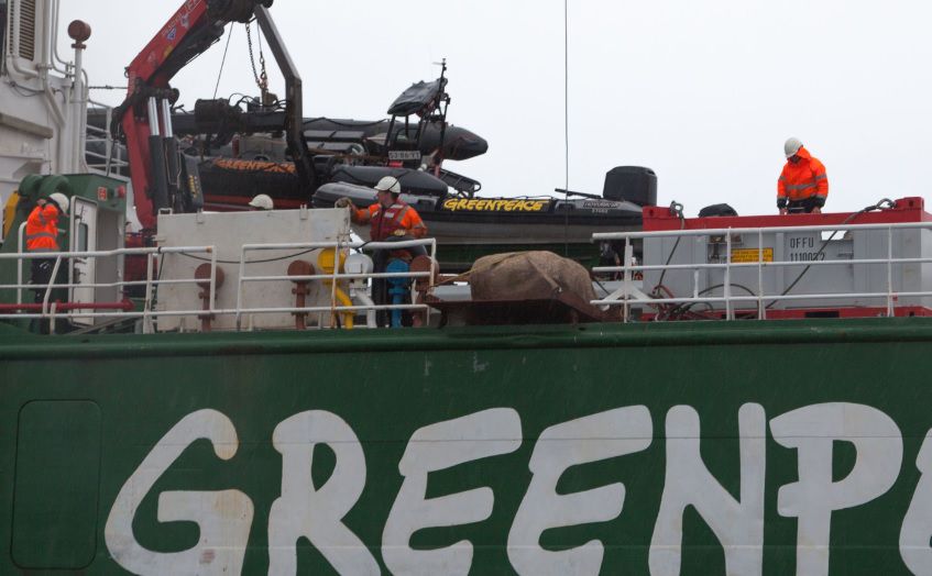 DEN HELDER - Greenpeace gooit grote zwerfkeien in zee in natuurgebied de Klaverbank, op ongeveer 160 kilometer van Den Helder. De actie is bedoeld als protest tegen 'het gebrek aan daadkracht van de Nederlandse regering om de Noordzeenatuur te beschermen'.