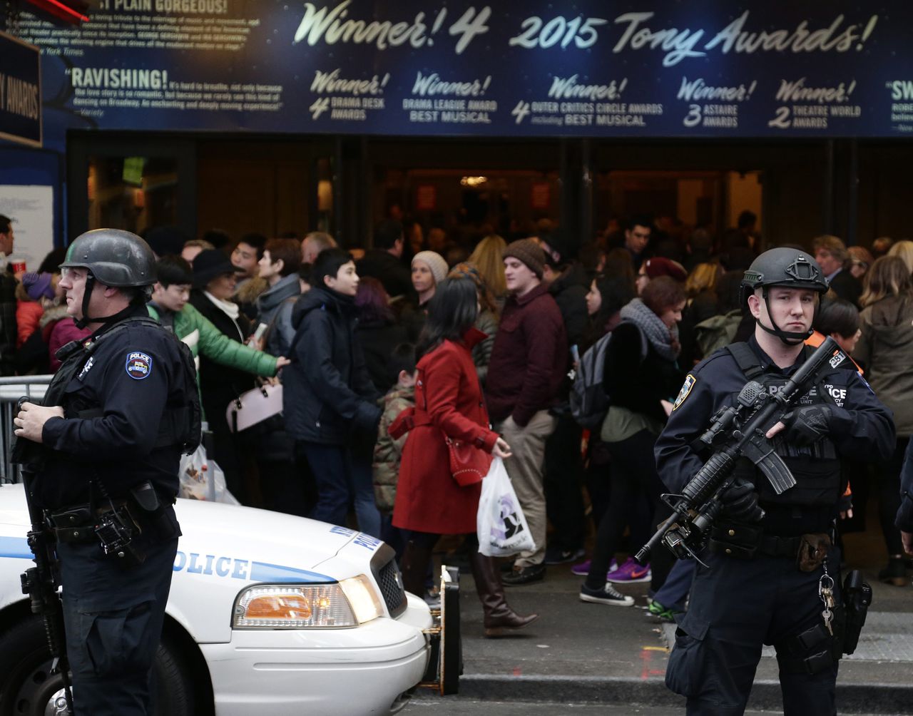 Politieagenten bekijken de buurt rondom Times Square in New York.