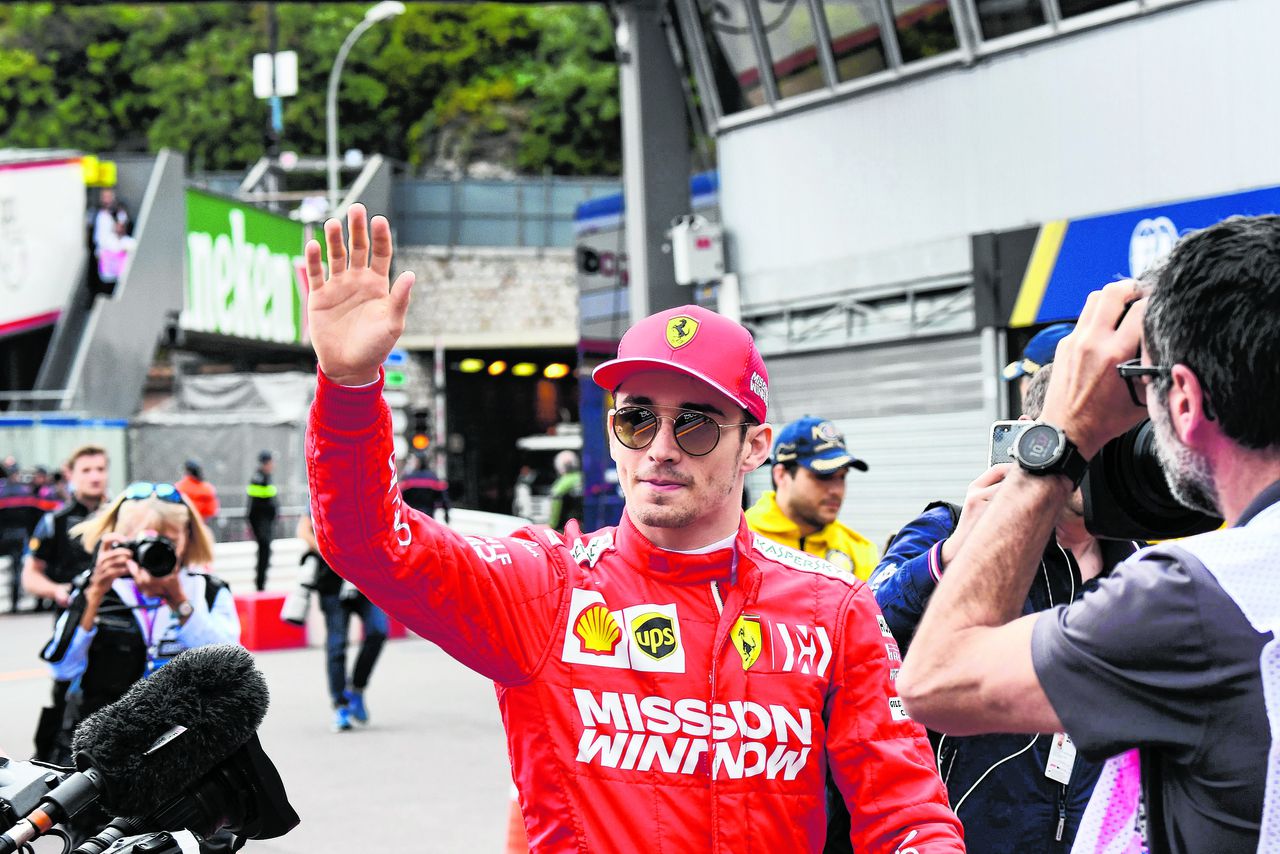 Ferrari-coureur Charles Leclerc in zijn thuisstad Monte Carlo. Hij groeide op nog geen honderd meter van het circuit op.