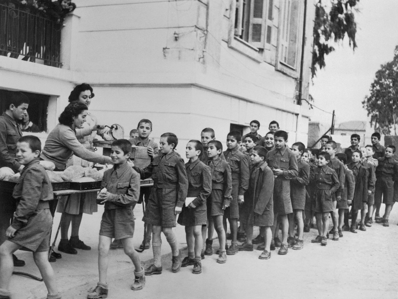 Marshallhulp na de Tweede Wereldoorlog: Griekse kinderen krijgen brood uitgereikt dat bereid is met Amerikaanse bloem.