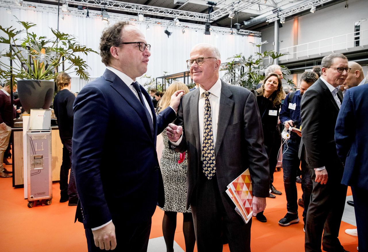 Minister Wouter Koolmees (links) sen Hans Borstlap tijdens de presentatie van de commissie Borstlap.