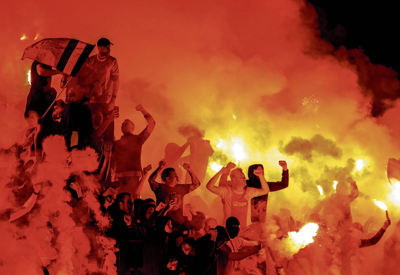 Ajax viert het kampioensfeest in het stadion, ‘vervelend voor fans zonder kaartje’ 