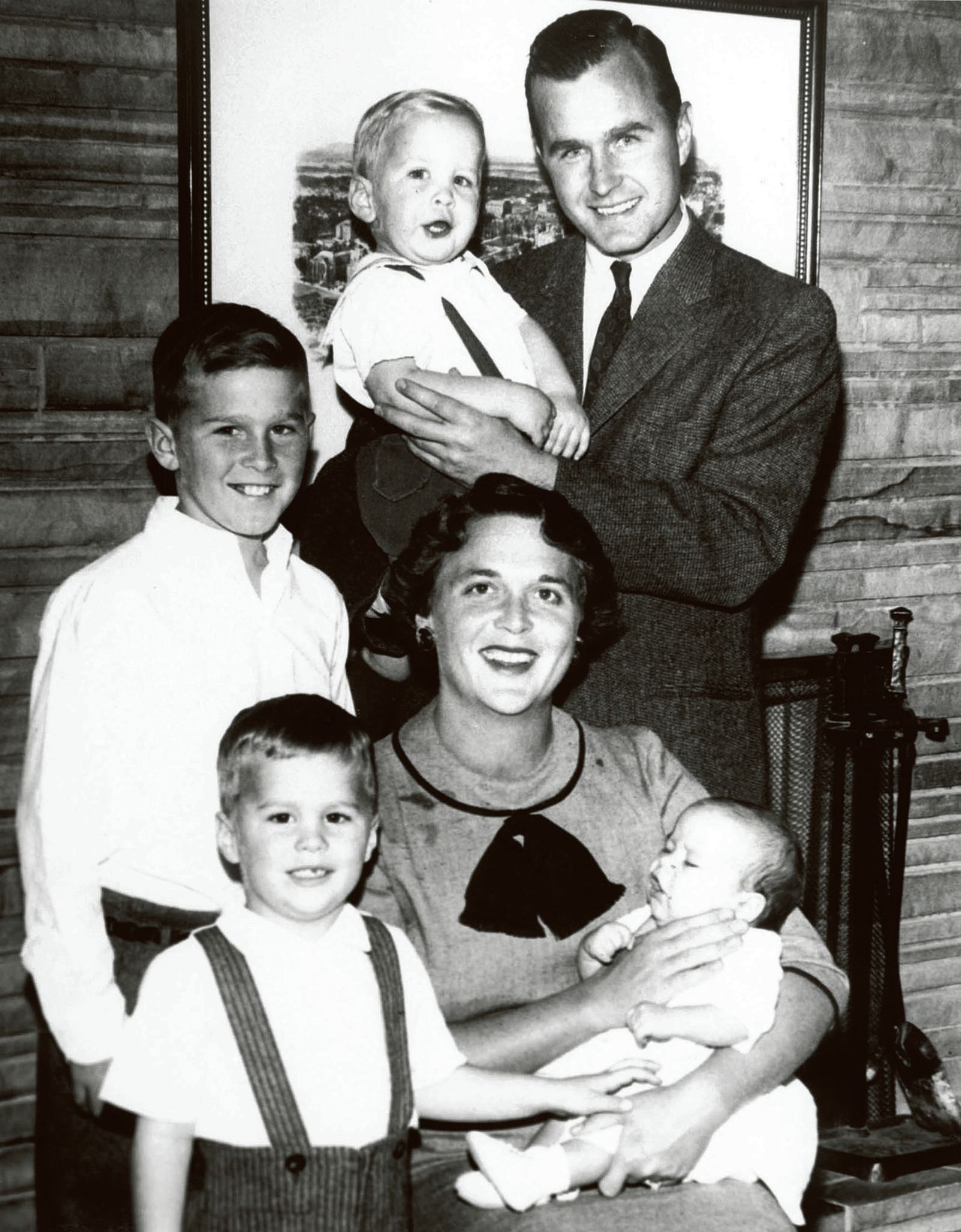De familie Bush in 1956 (foto links), van boven naar beneden: vader George, Neil, George W., Barbara, Jeb en baby Marvin. Rechts:Jeb Bush in een jongerencentrum in Florida in maart.