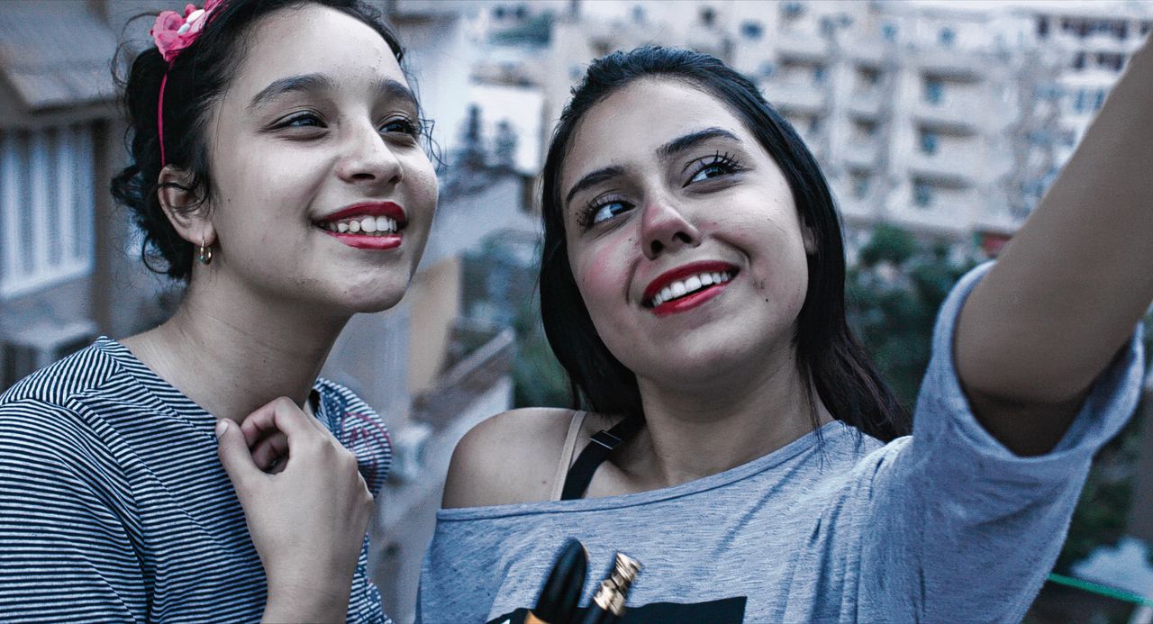 Souad (Bassant Ahmed, rechts) en haar zusje Rabab (Basmala Elghaiesh) in ‘Souad’.