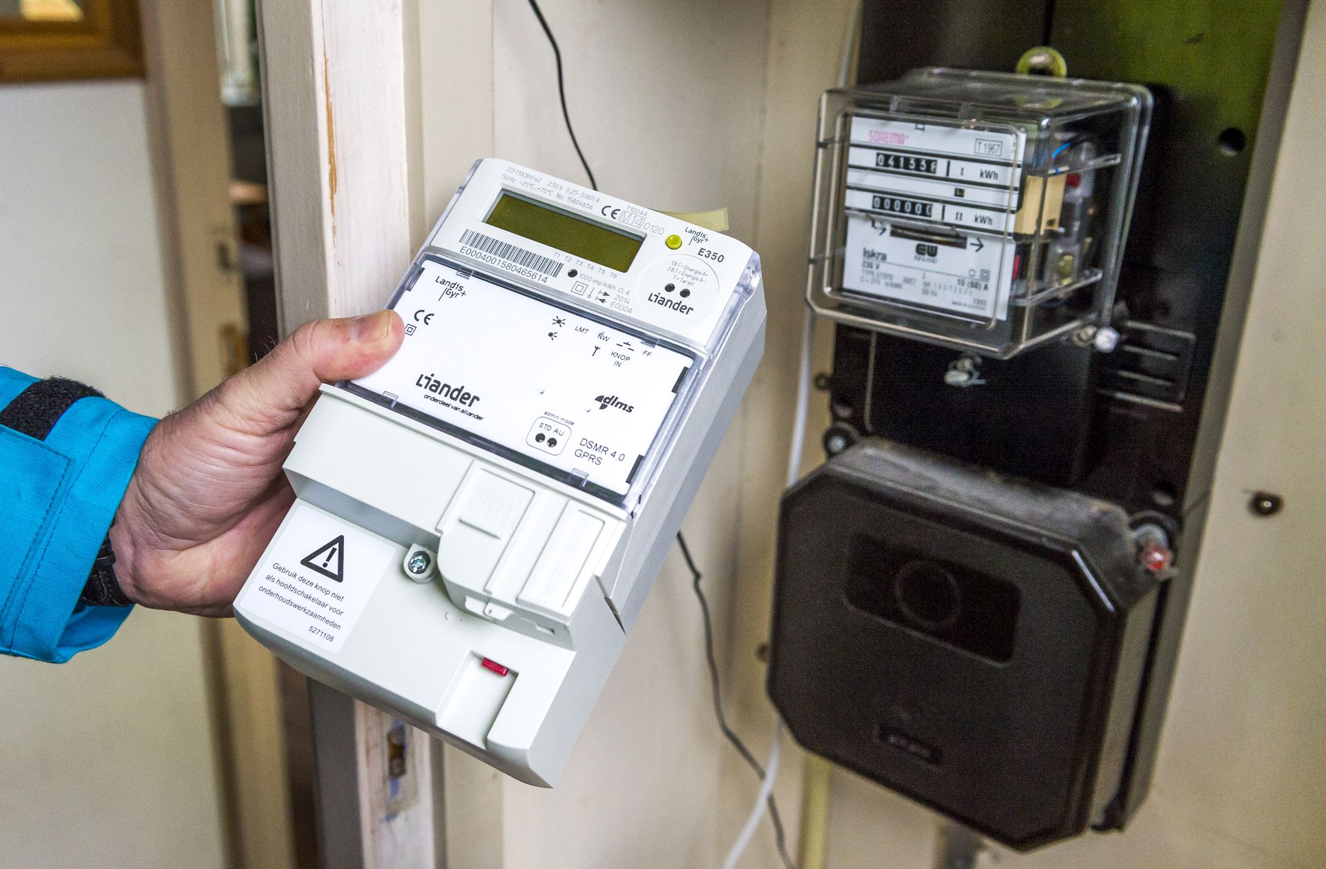 отключить прибор учета. воровство электроэнергии в многоквартирном доме. автоматический выключатель в щитке. отключить счетчик электроэнергии. отключить прибор учета.