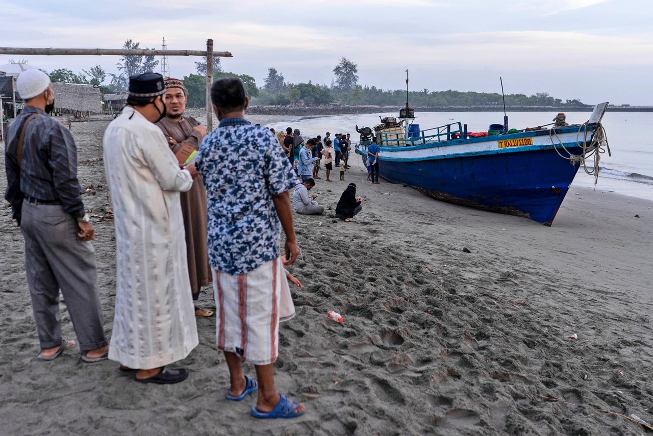 De boot waarop de honderden vluchtelingen het strand bereikten.