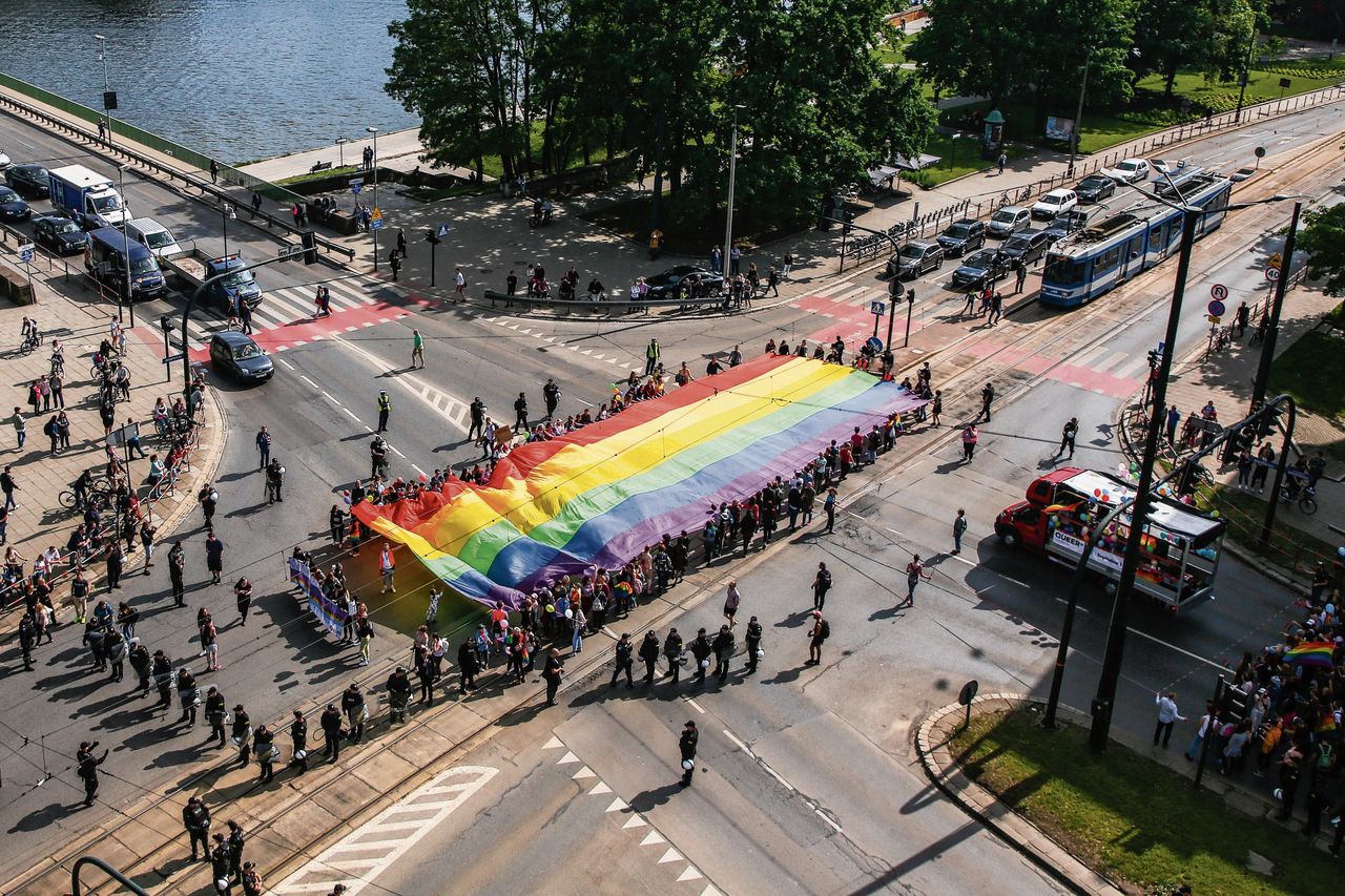Demonstranten in de Poolse stad Krakau met een regenboogvlag voor gelijke rechten van de lhbti-gemeenschap in mei van dit jaar.
