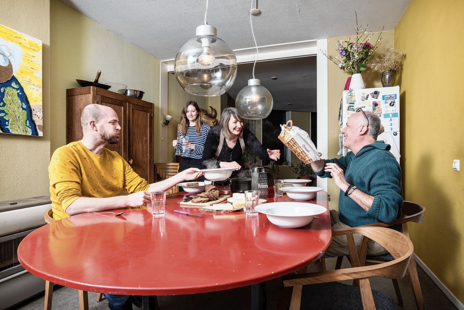 ‘Soms eindigen we zingend en dansend op de tafels’ - NRC