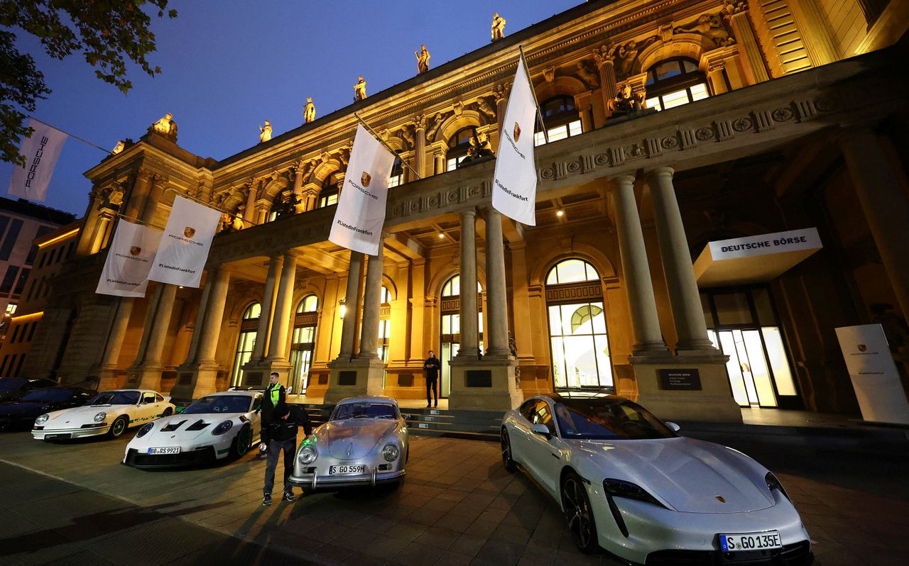 Porsche-auto's staan voorafgaand aan de aandelenverkoop buiten de beurs in Frankfurt geparkeerd.