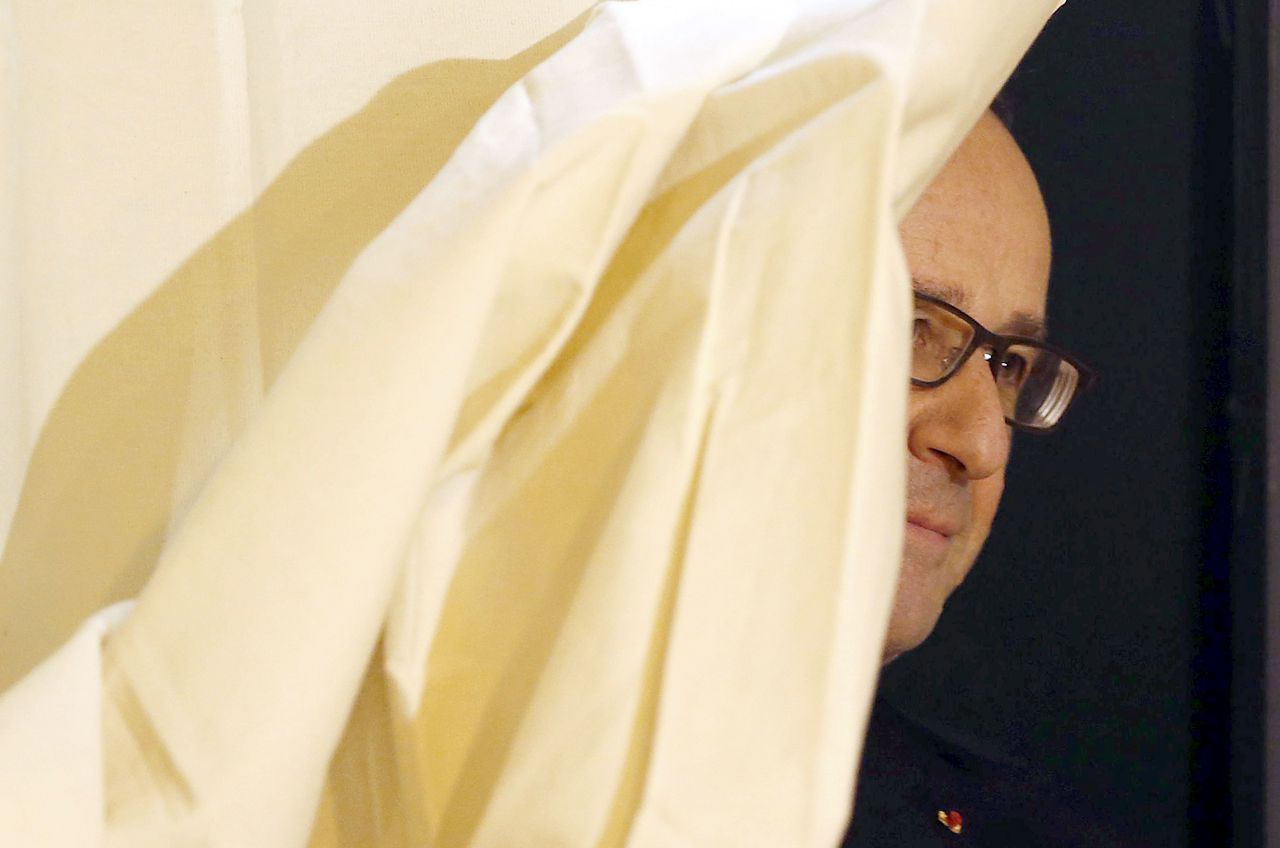 Hollande verlaat het stemhokje.