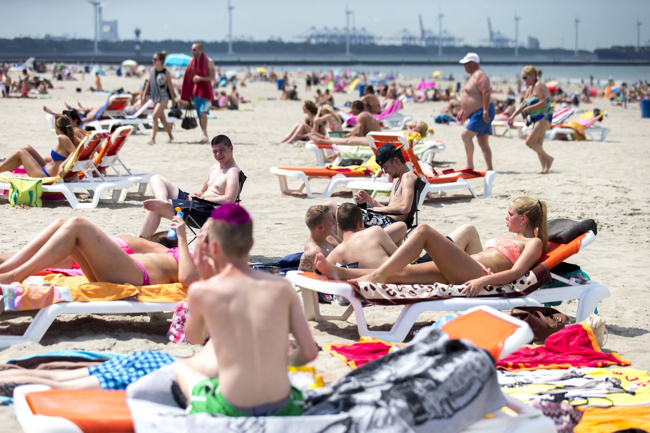 Badgasten op het strand van Hoek van Holland in juni.