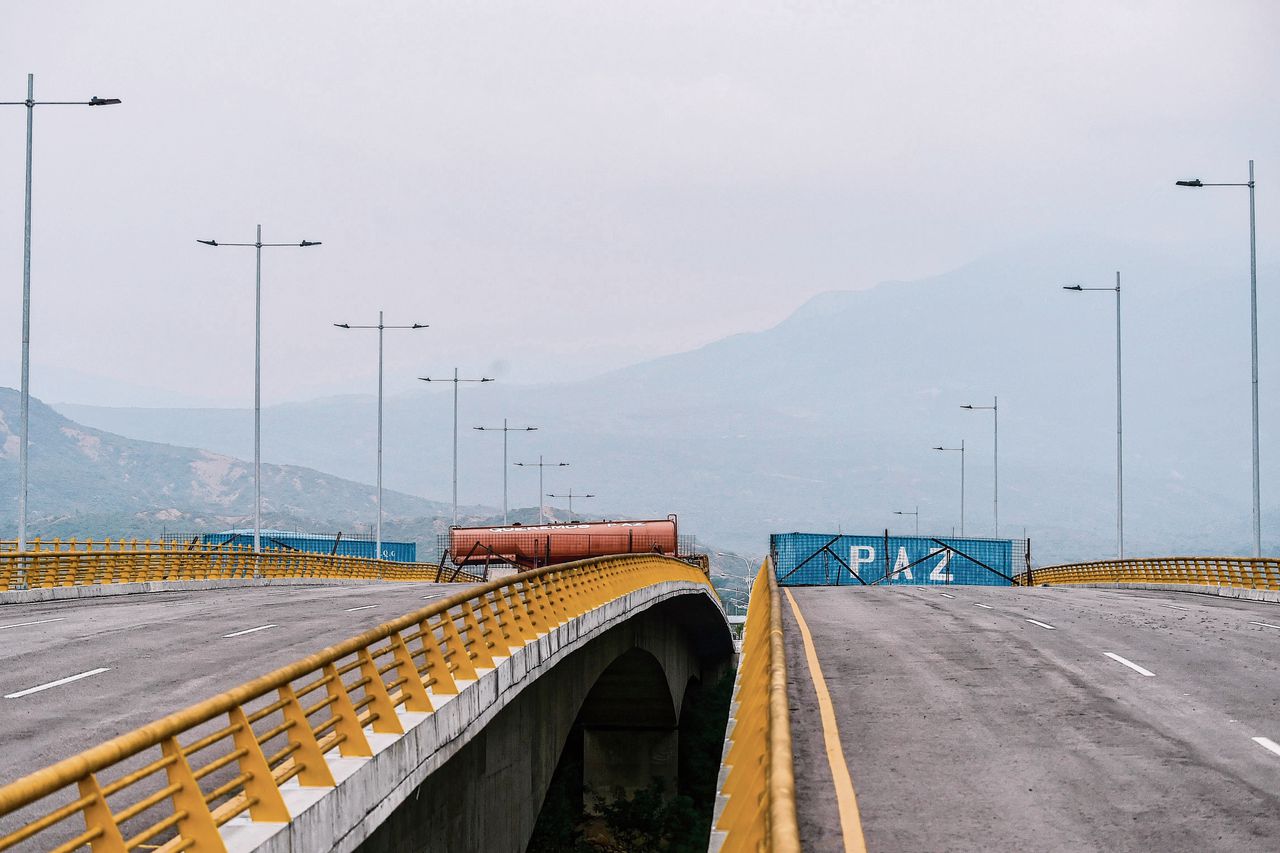 De Las Tienditas-brug, op de grens van Colombia en Venezuela, is inmiddels wereldberoemd geworden. Maduro heeft aan de Venezolaanse kant de brug laten blokkeren met gekantelde vrachtwagens.
