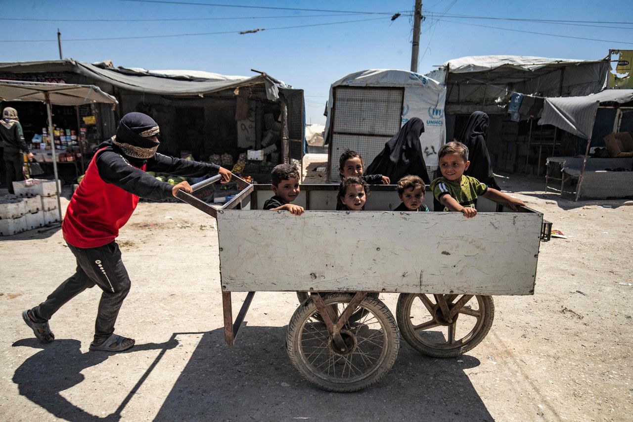 Kinderen in het Syrische kamp al-Hol dat door een Koerdische militie wordt bewaakt en waar veel westerse IS-vrouwen en kinderen vastzitten.
