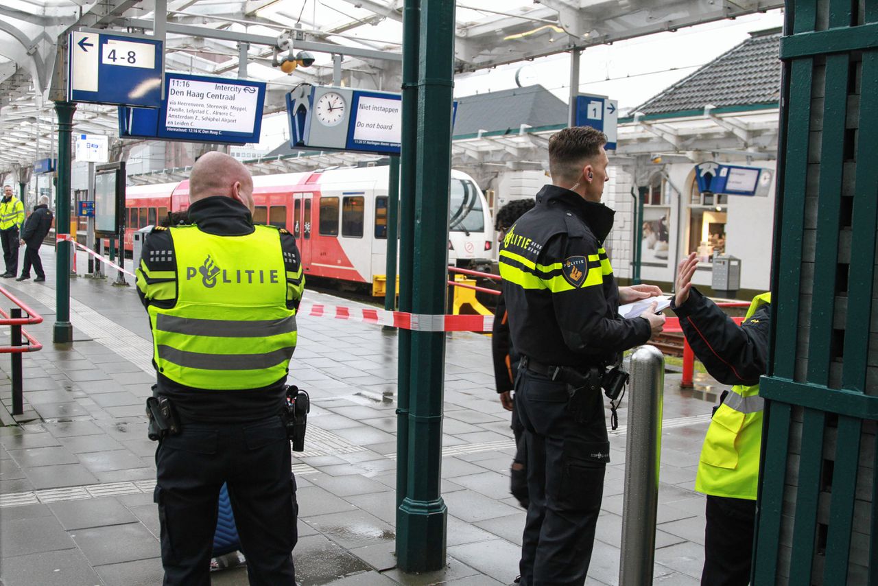 Politie op het station van Leeuwarden, dat donderdag werd ontruimd na de vondst van een verdacht pakket.