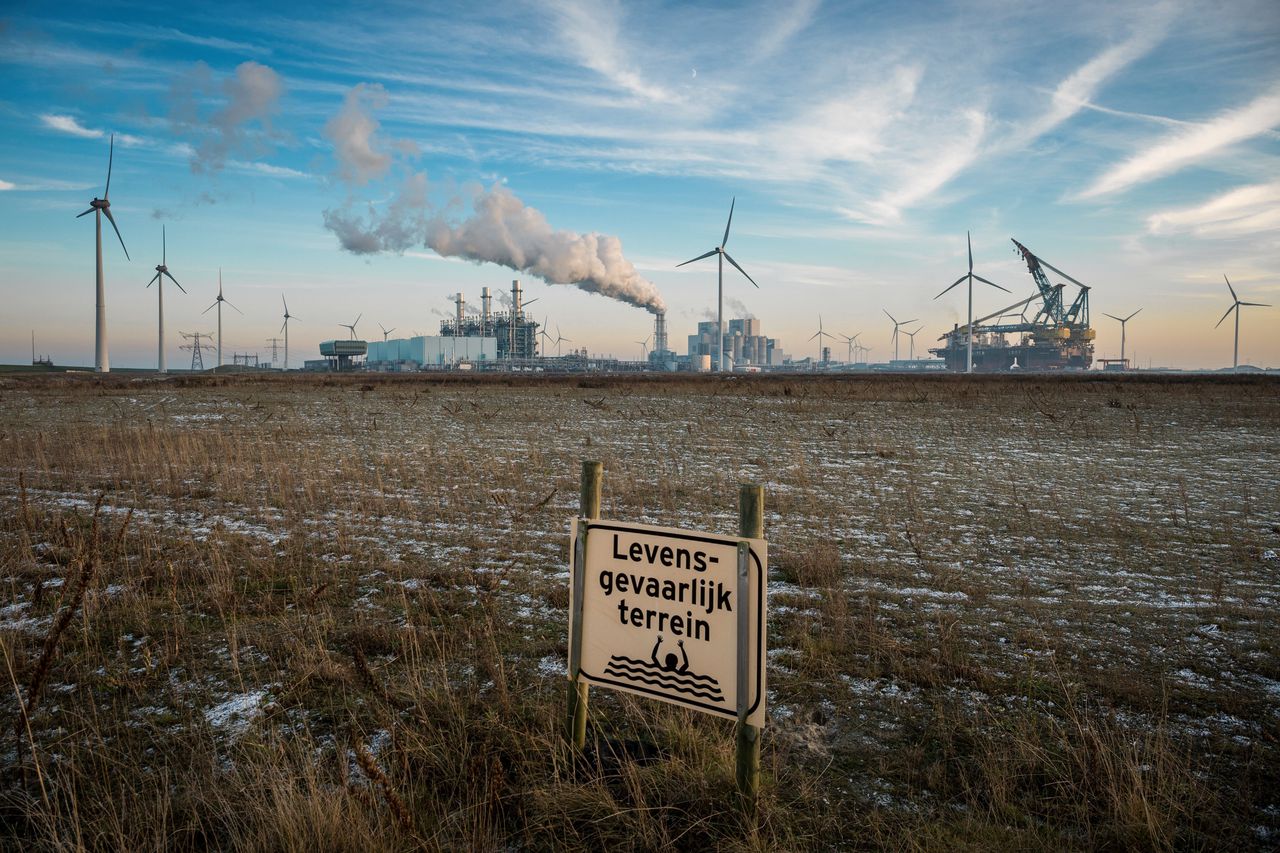De kolencentrale van RWE in Eemshaven. Wanneer de wet die de productie van twee Nederlandse kolencentrales tijdelijk aan banden legt, in werking treedt, is niet bekend.