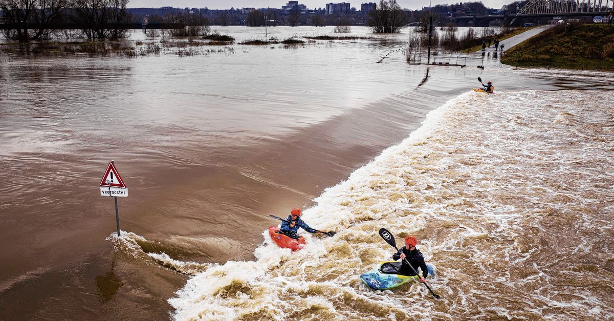 Het water komt ook via de achterdeur binnen - NRC