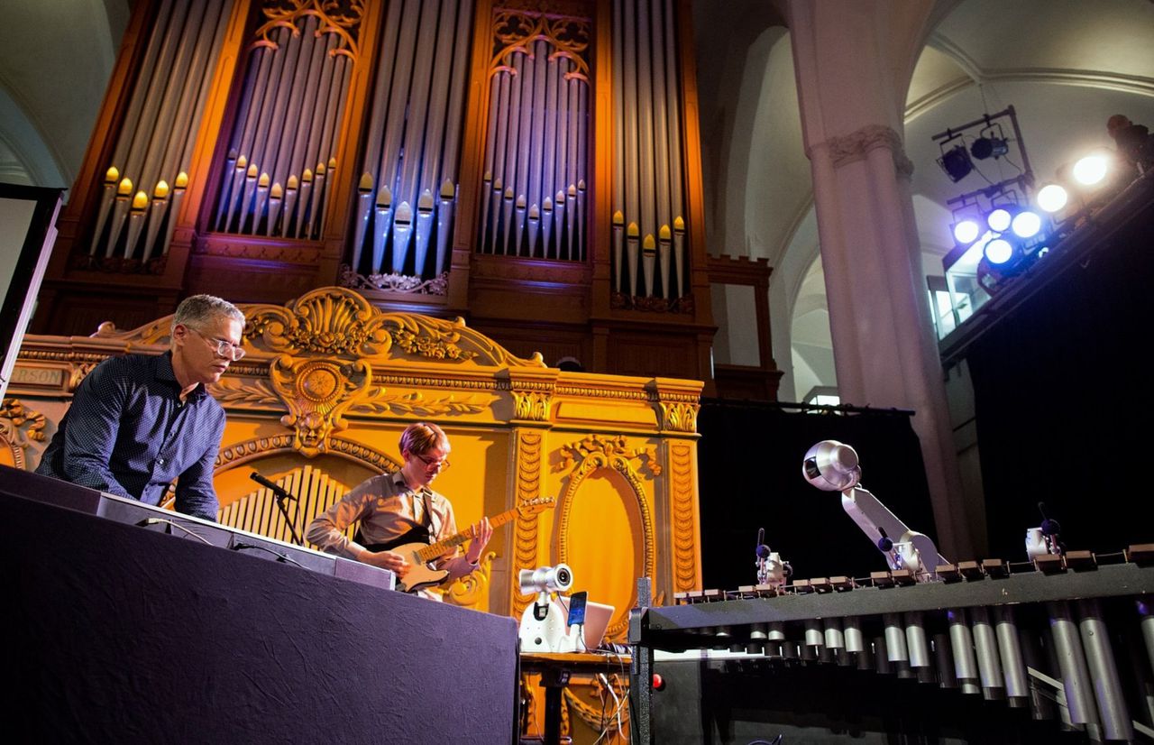 De marimbaspelende Robot Shimon improviseert met muzikanten tijdens de opening van tentoonstelling ‘Robots Love Music’.