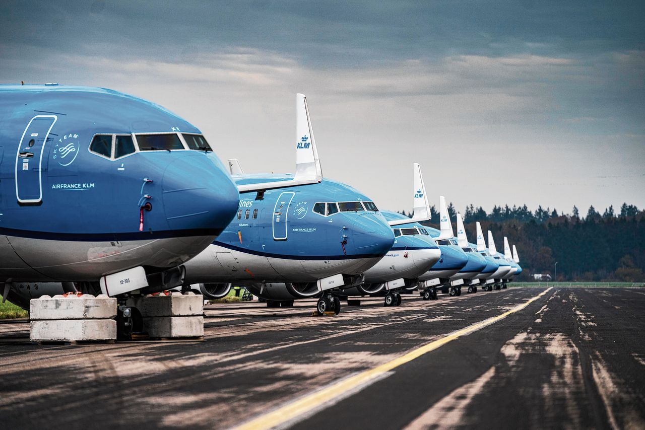 Twaalf passagierstoestellen van KLM overwinteren eind 2020 op Groningen Airport Eelde. Door de coronapandemie wordt er minder gevlogen dan voorheen.