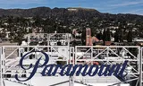 Una vista aérea del logotipo de Paramount en el techo de una oficina de Paramount en Los Ángeles.