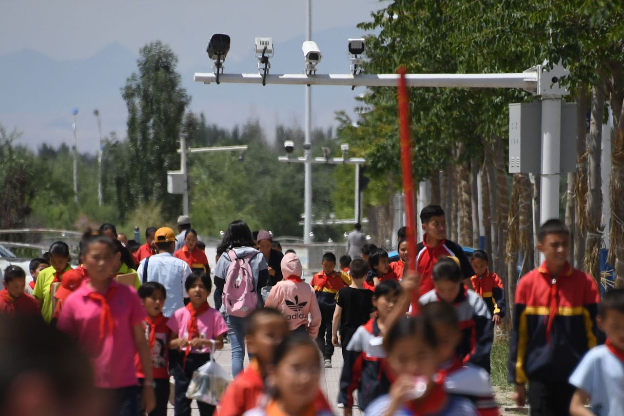 In Xinjiang heeft de Chinese regering overal camera's opgehangen om de bevolking in de gaten te houden.