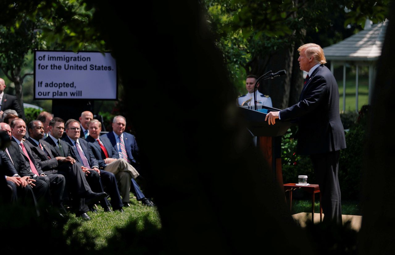 President Trump houdt een toespraak over zijn migratieplan in de Rozentuin van het Witte huis in Washington.