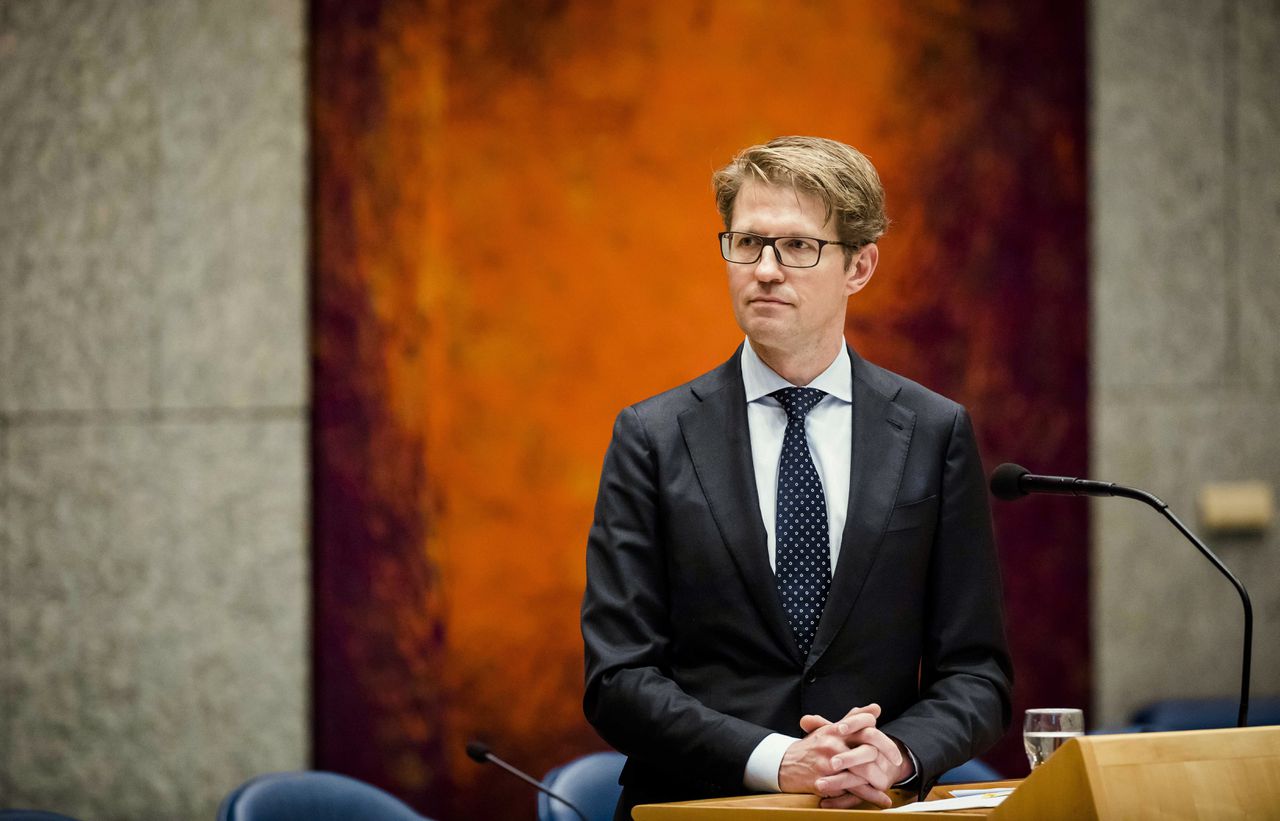 Minister Sander Dekker tijdens een debat in de Tweede Kamer.