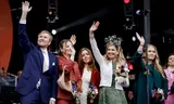 Koning Willem-Alexander, prinses Ariane, prinses Alexia, koningin Máxima en prinses Amalia tijdens Koningsdag in Emmen. 