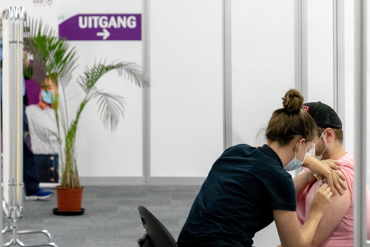 Mensen laten zich vaccineren op de XL-locatie van de GGD Regio Utrecht in de Expo Houten.