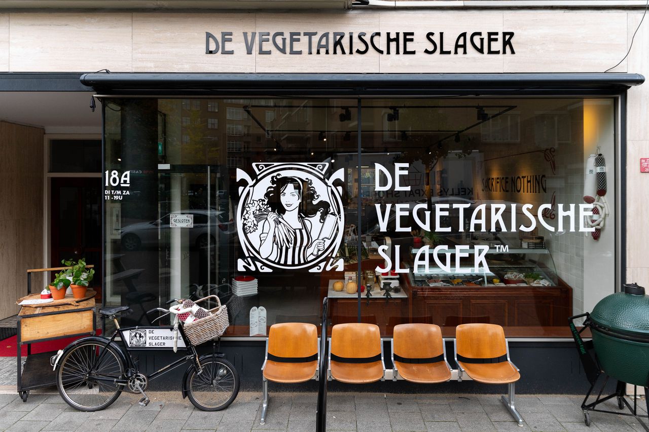 De ‘publieksslagerij’ van de Vegetarische Slager in Rotterdam moet vleesvervangers weer een zetje geven 